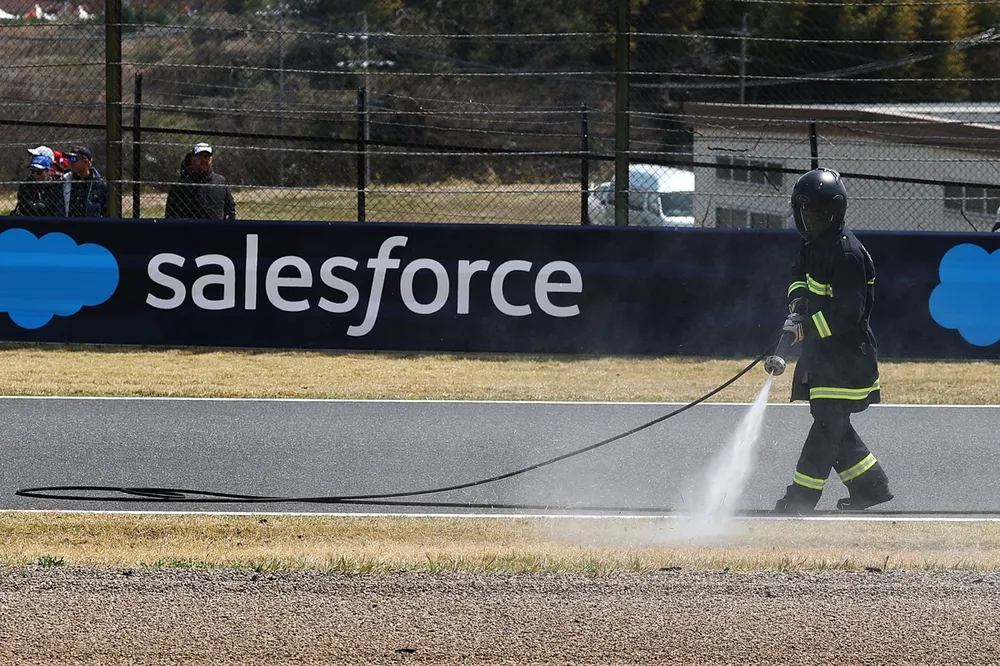 Un bombero apagando el incendio en la hierba de Suzuka