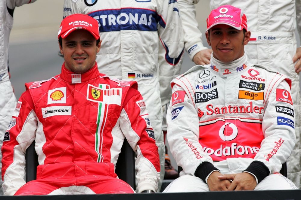 (L to R): Felipe Massa (BRA) Ferrari and Lewis Hamilton (GBR) McLaren at the end of season photograph.
Formula One World Championship, Rd 18, Brazilian Grand Prix, Race Day, Interlagos, Sao Paulo, Brazil, Sunday 2 November 2008.
