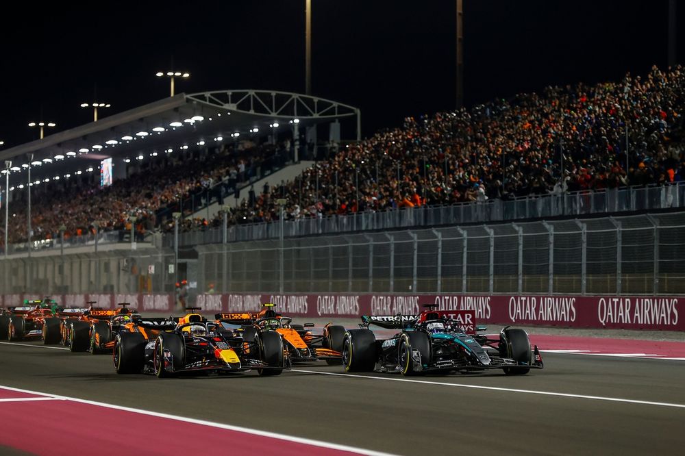 George Russell, Mercedes F1 W15, lidera Max Verstappen, Red Bull Racing RB20, Lando Norris, McLaren MCL38, Oscar Piastri, McLaren MCL38, y el resto del campo en la salida.