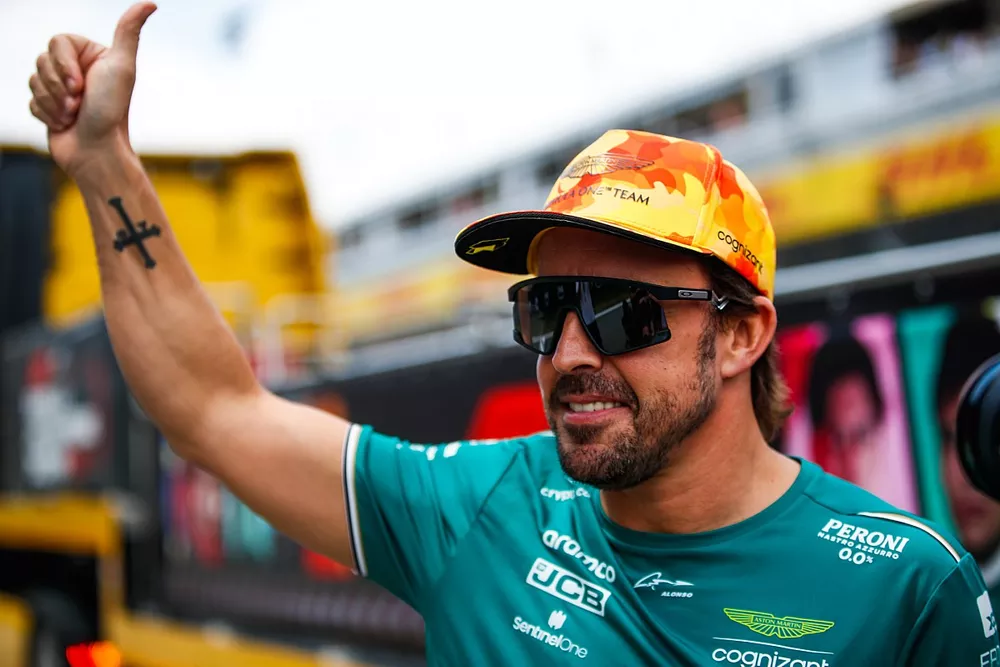 Fernando Alonso, Aston Martin F1 Team, on the drivers' parade
