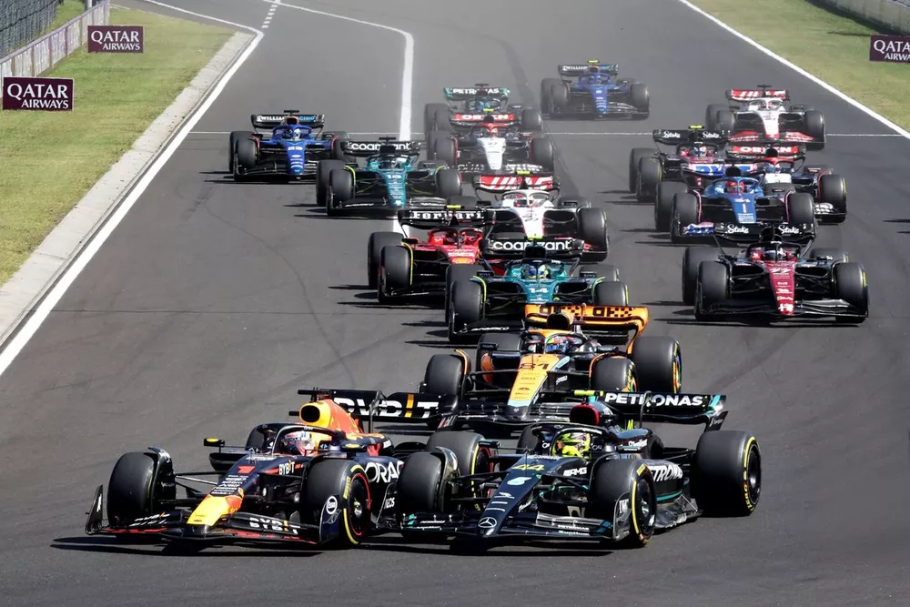 Max Verstappen, Red Bull Racing RB19, Lewis Hamilton, Mercedes F1 W14, battle for the lead at the start