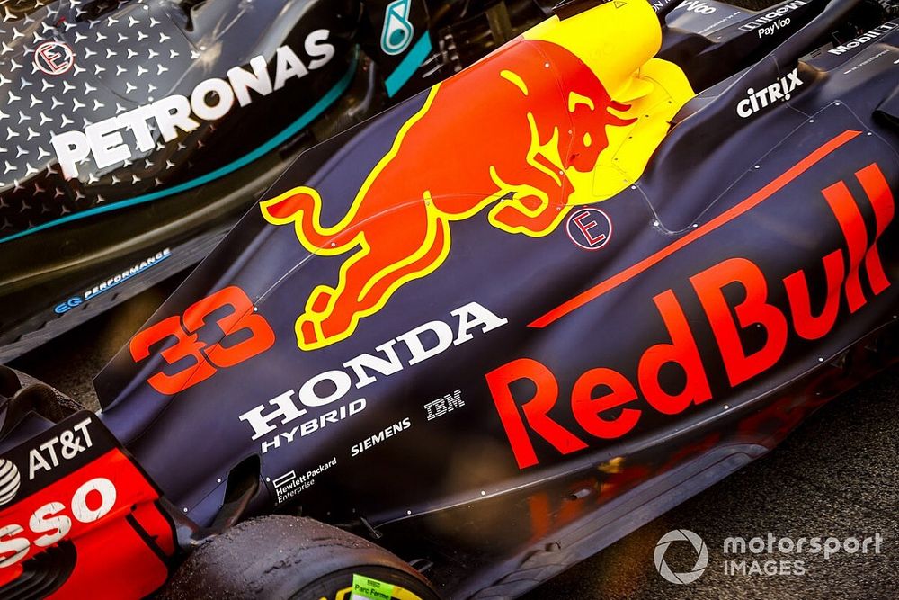 De auto's van Max Verstappen, Red Bull Racing RB16, Lewis Hamilton, Mercedes F1 W11 EQ Performance