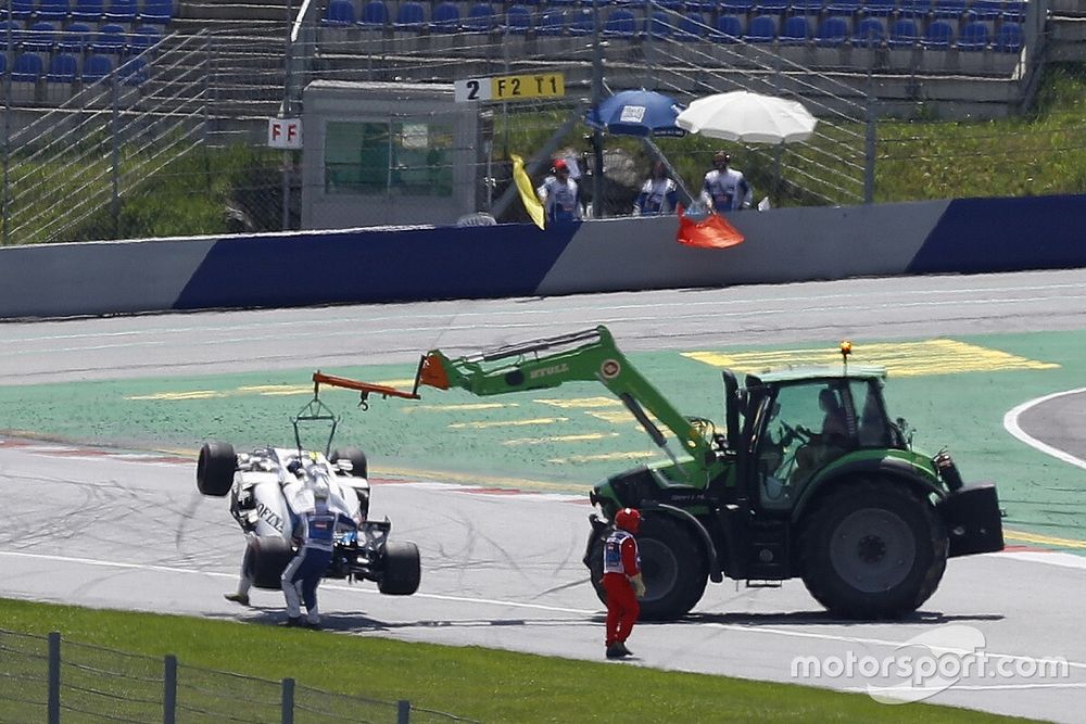 Marshals recover the car of Nicholas Latifi, Williams FW43