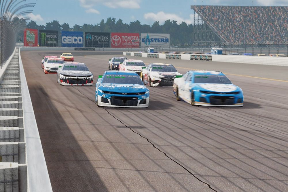 Виртуальный NASCAR разбудил «Медведя». Как прошла кибергонка в Нью-Гэмпшире