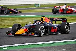 Schumacher és Shwartzman az élen ütközött, Tsunoda az első győzelmét szerezte az F2-ben!