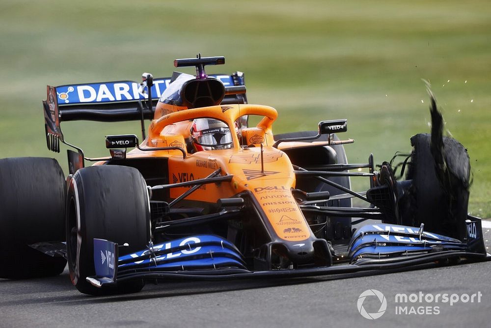 Carlos Sainz, McLaren MCL35 met een lekke band