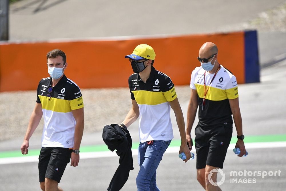 Esteban Ocon, Renault F1 walks the track 