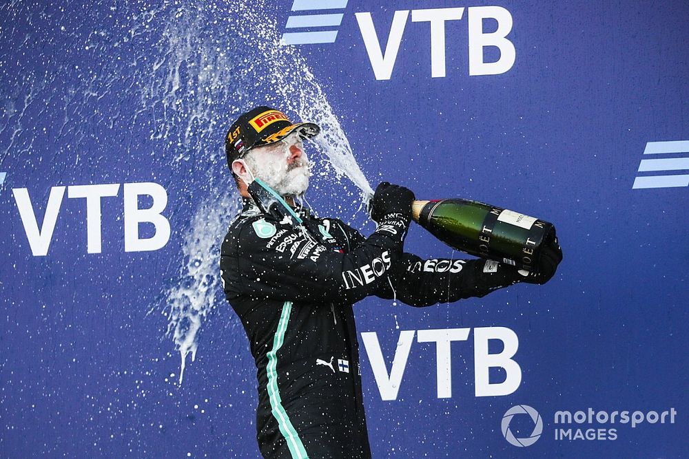 Il vincitore Valtteri Bottas, Mercedes-AMG F1 festeggia la vittoria sul podio con lo champagne