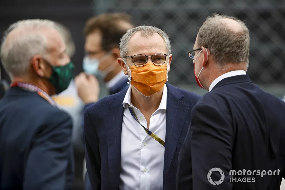 Guests and dignitaries on the grid with Stefano Domenicali, Chief Executive FOM