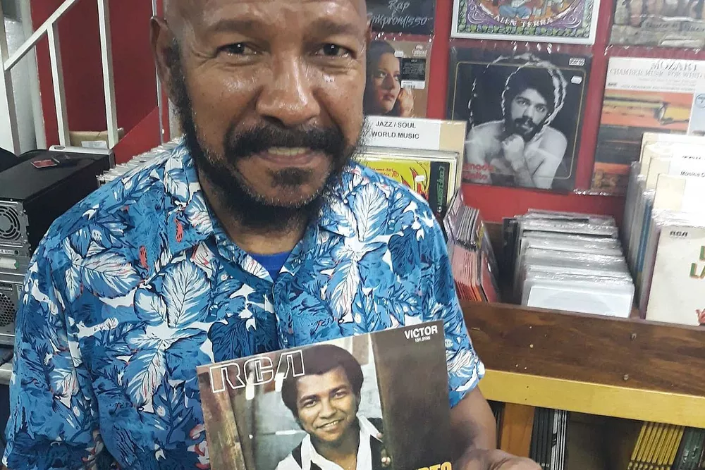 O artista e seu compacto Lotus 72D. Foto: Reprodu&ccedil;&atilde;o/Locomotiva Discos