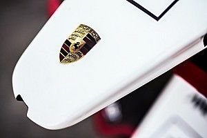 Hatalmas képgaléria a Formula E tesztjéről: pályán a Mercedes és a Porsche