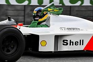 Bruno Senna Ayrton Senna McLaren-Hondájával Brazíliában