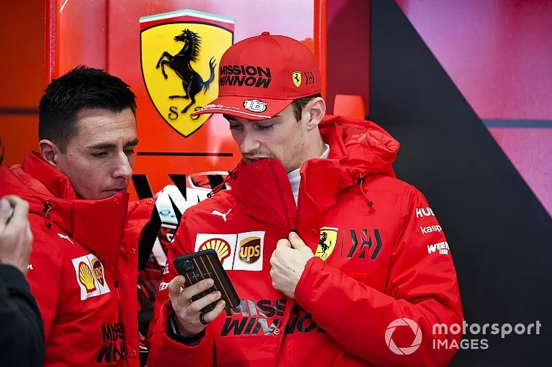 Charles Leclerc, Ferrari, dans son stand