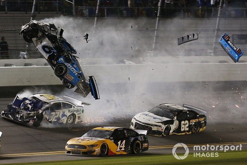 Crash: Ryan Newman, Roush Fenway Racing, Ford Mustang Koch Industries