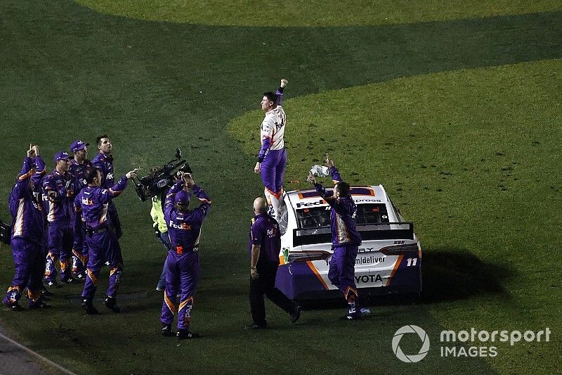 Denny Hamlin, Joe Gibbs Racing, Toyota Camry FedEx Express, burnout, celebration