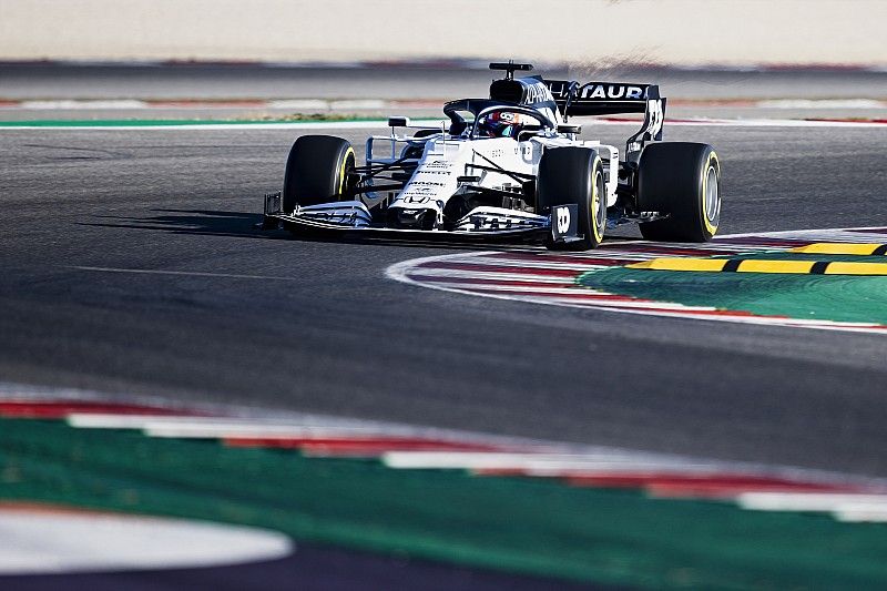 Motornézeti felvételen, ahogyan Kvyat is pályára hajtott az F1-es AlphaTaurival