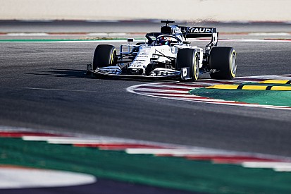 Motornézeti felvételen, ahogyan Kvyat is pályára hajtott az F1-es AlphaTaurival