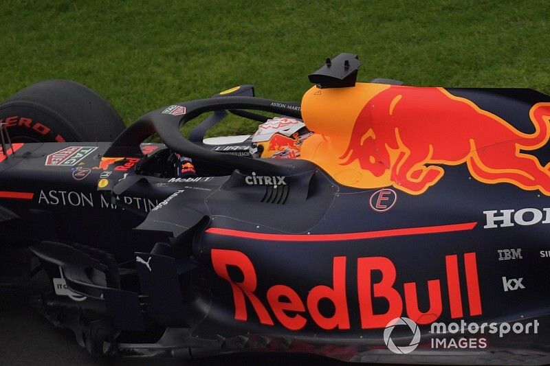 Verstappen szerint nevetségesen gyors a Ferrari, Albon autót tört