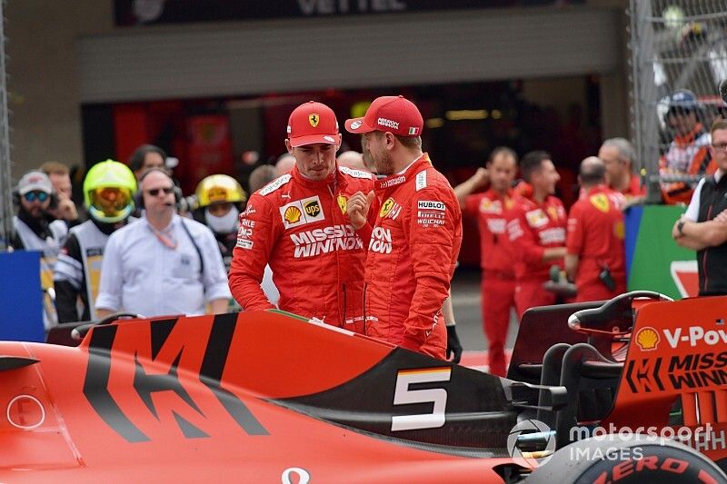 Charles Leclerc, Ferrari, y Sebastian Vettel, Ferrari, se felicitan después de la calificación