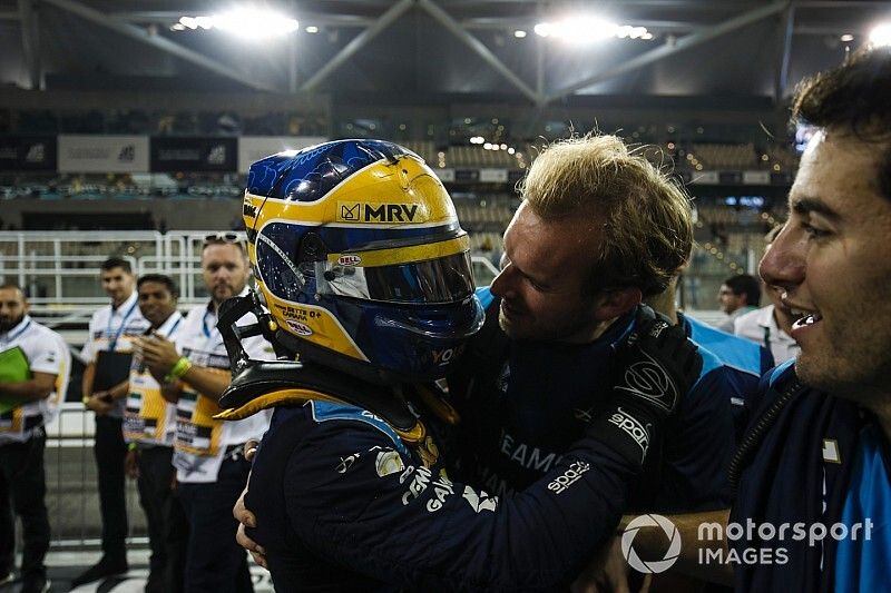 Sergio Sette Camara, Dams, celebra la victoria en la carrera principal en parc ferme