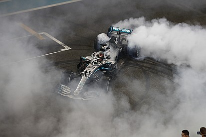 Hamilton sluit 2019 af met overwinning, tweede plek Verstappen