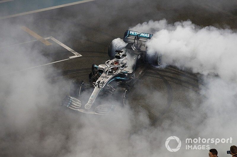 Hamilton sluit 2019 af met overwinning, tweede plek Verstappen