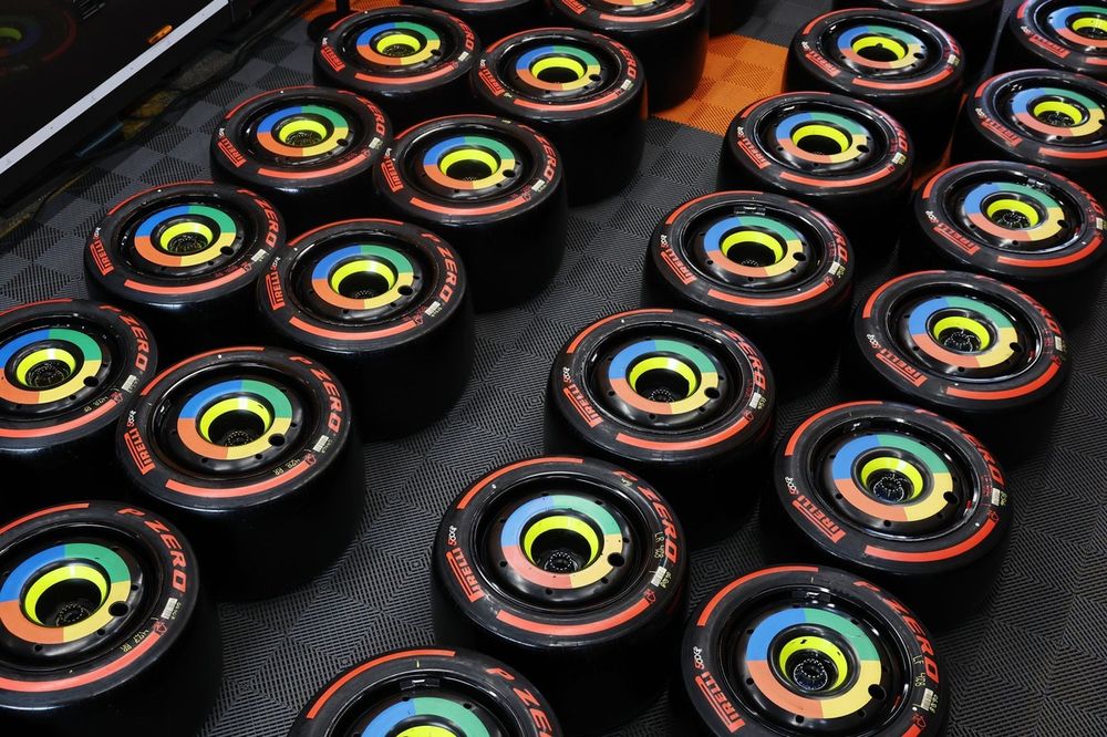 Neum&aacute;ticos en el garaje de McLarne