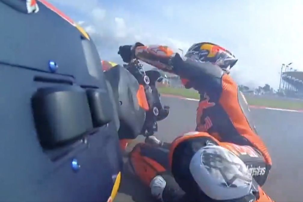 Vídeo: Acosta, al suelo cuando luchaba por ganar la sprint en Mandalika 