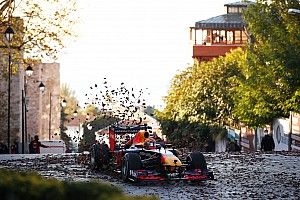 VIDEO: Gasly en Albon scheuren door Istanbul en over Bosporusbrug