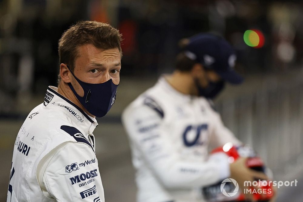 Daniil Kvyat, AlphaTauri, et Pierre Gasly, AlphaTauri, posent pour une photo de groupe