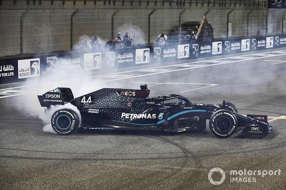 Lewis Hamilton, Mercedes F1 W11, 3ª posición, realiza unos donuts de celebración al final de la carrera