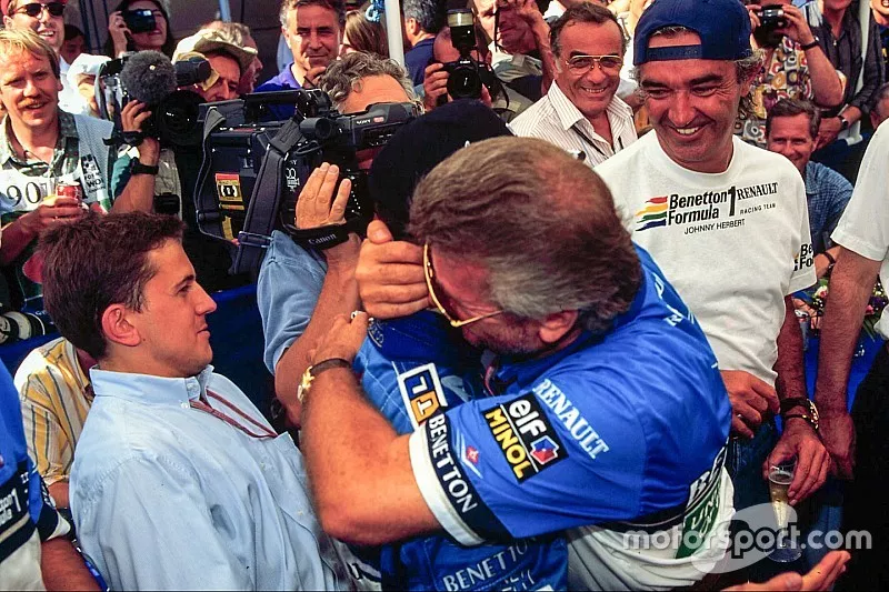 Winnaar Micheal Schumacher, Benetton, viert met manager Willi Weber en Flavio Briatore