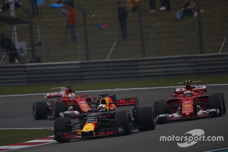 Daniel Ricciardo, Red Bull Racing RB13, leads Kimi Raikkonen, Ferrari SF70H, and Sebastian Vettel, F