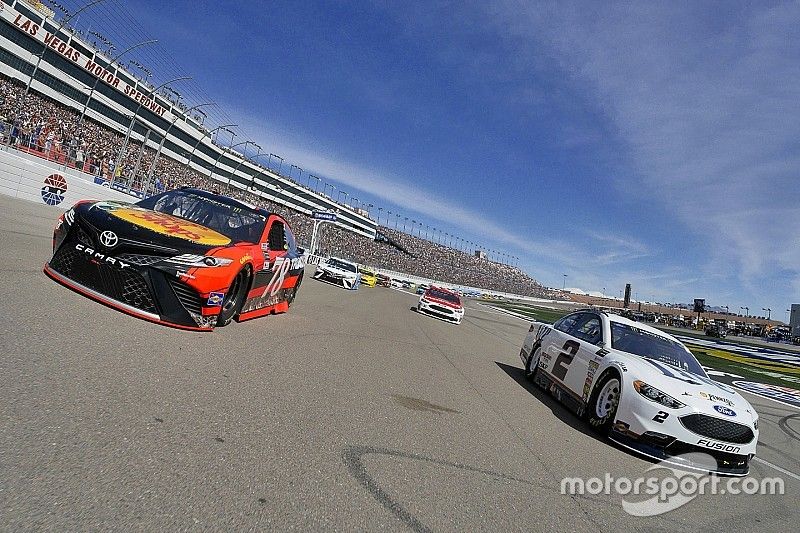 Brad Keselowski, Team Penske Ford, Martin Truex Jr., Furniture Row Racing Toyota durante el calentam