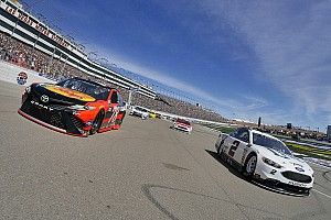 Truex ganó la segunda fase sobre Keselowski en Las Vegas