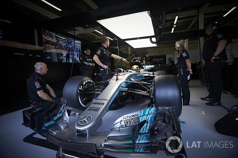 Lewis Hamilton, Mercedes AMG F1 W08, en el garaje de Mercedes