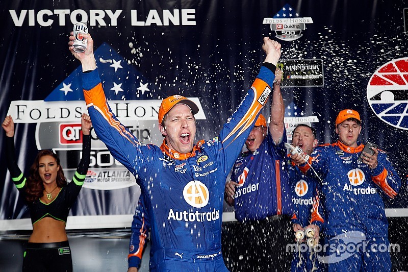 Brad Keselowski gana en Atlanta en un final dramático