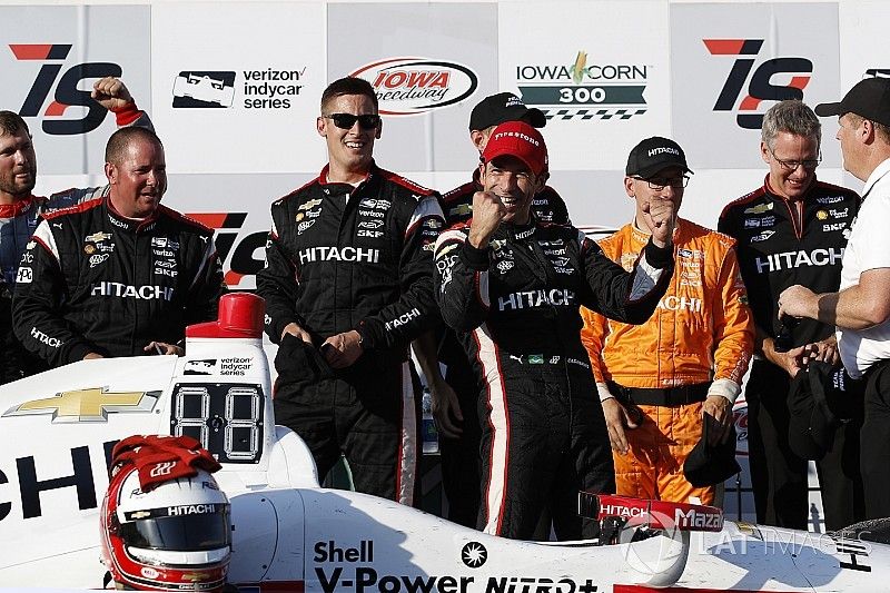 Podium: Race winner Helio Castroneves, Team Penske Chevrolet