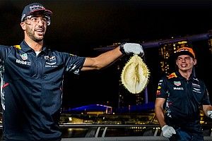 Гонщиков Red Bull заставили сначала вскрыть, а потом съесть дуриан