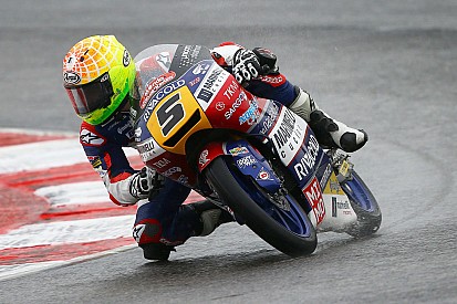 Aplastante triunfo de Fenati en la lluvia
