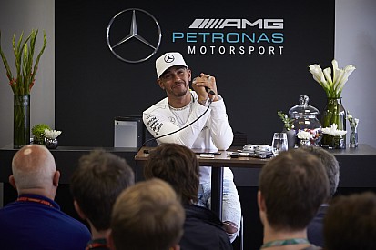 Em alta, Hamilton joga favoritismo para Ferrari