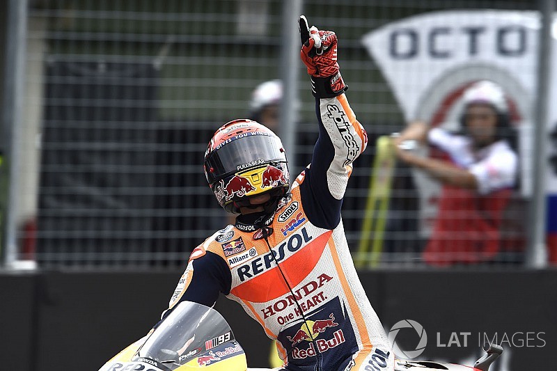 Vroege pitstop brengt Marquez dominante zege op opdrogend Brno
