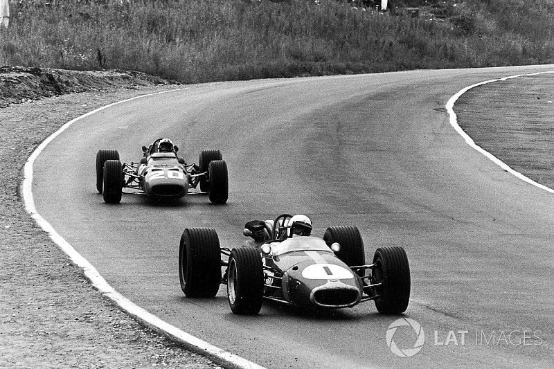 Jack Brabham, Brabham BT24-Repco, leads Chris Amon, Ferrari 312