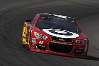 Larson vence a Truex para lograr la pole en Michigan