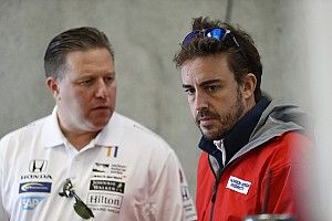 La frenética aventura de Alonso: del F1 al avión y del avión al IndyCar