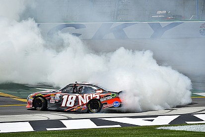 Kyle Busch retiene a Ryan Blaney para ganar la Xfinity en Kentucky