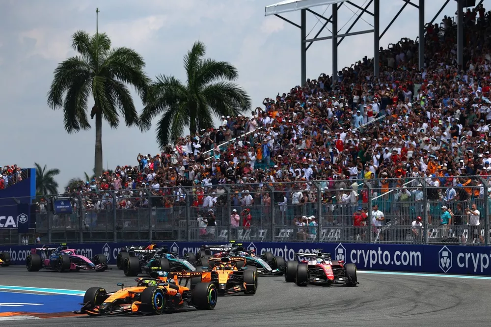Charles Leclerc, Ferrari, Lando Norris, McLaren, Oscar Piastri, McLaren