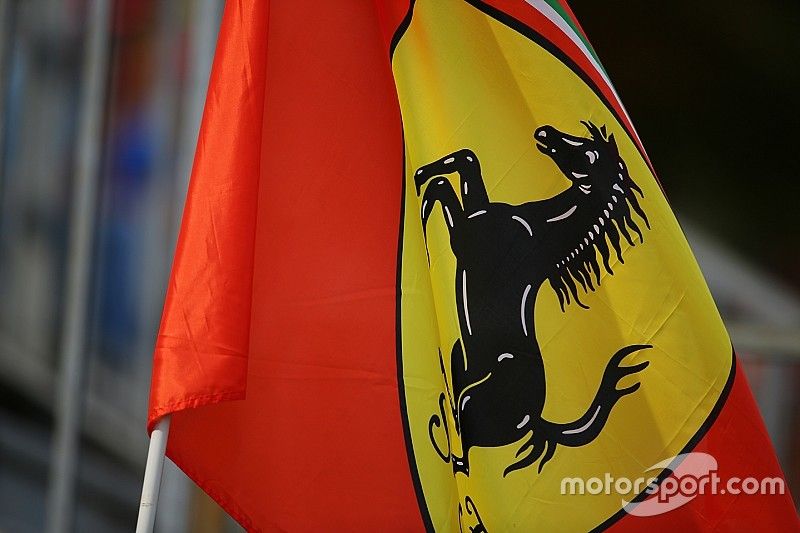 Ferrari iza su bandera en Maranello como si hubiera ganado en Canadá