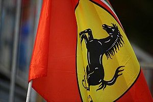 Ferrari iza su bandera en Maranello como si hubiera ganado en Canadá
