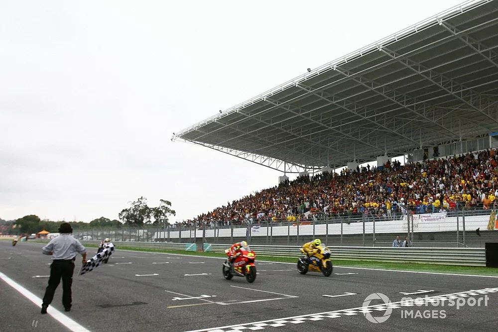 Damalı bayrak: Toni Elias, Fortuna Honda ve Valentino Rossi, Yamaha